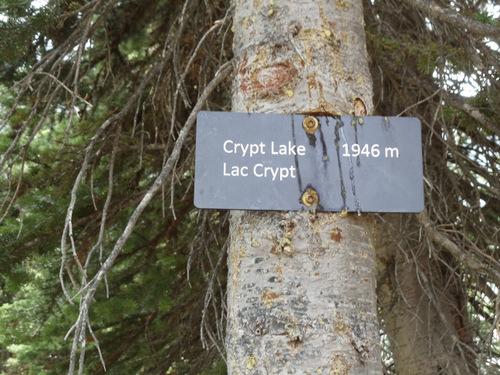 The sign for Crypt Lake (1946m).